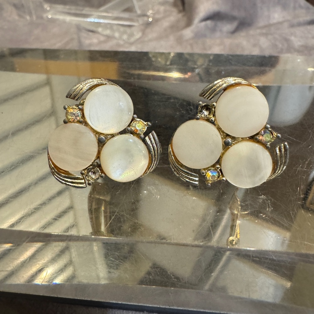 JUDY LEE Vintage Gold MOP Pearl Clip On Earrings